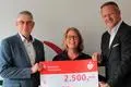 2500 Euro für eine Brandmeldeanlage in der Turnhalle Groß-Eichen: Oliver Senteck (r) und Manfred Görig überreichen an Jennifer Schomber den symbolischen Scheck.