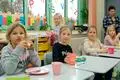 Das gesunde Frühstück schmeckt den Schüler.