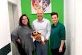 Laura Schenk (links) und Tierärztin Kim Weimann (rechts) gemeinsam mit Romrods Bürgermeister Hauke Schmehl bei der Eröffnung der Praxis.
