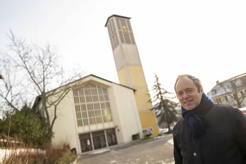 Der Kostheimer Pfarrer Klaus Forster freut sich auf die Zusammenarbeit mit den Kirchen der Mainspitze. Foto: hbz/Stefan Sämmer