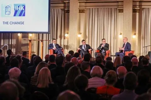 Diskussionsrunde beim IHK-Neujahrsempfang (von links): Moderator Roland Boros, Ministerpräsident Boris Rhein, IHK-Präsident Christian Gastl und DIW-Präsident Marcel Fratzscher.