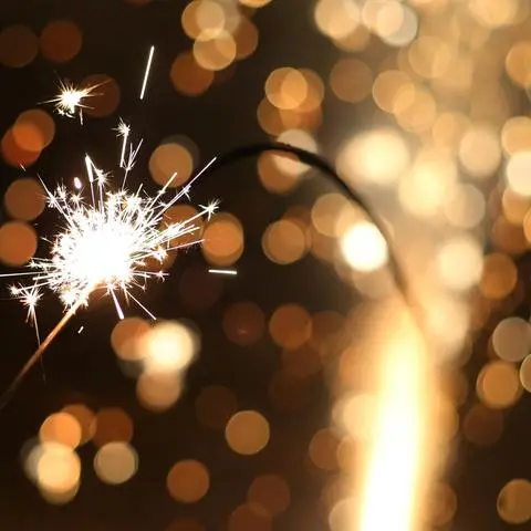 1. Silvester in Wiesbaden:  2. Christine und Martin Stock feiern diesmal nicht in den Bergen.  3. Petra und Jürgen Neuberger wollen an die frische Luft.  4. Sabrina Feige begeht den Jahreswechsel bei Freunden statt auf dem Bowling Green. 5. Birgit Reichwald-Dohmes feiert zuhause mit Wunderkerzen.