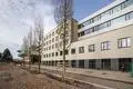 So sieht es gerade auf dem Außengelände aus. Neue Bäume am Neubau der Helios HSK. 