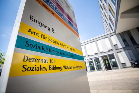 Viel Arbeit haben zurzeit die Wiesbadener Jobcenter vor der Brust: Sie wickeln Anträge auf Sozialleistungen nach SGB II von Geflüchteten ab.        Foto: Lukas Görlach