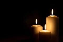kerzen; hintergrund; schwarz; weihnachten; licht; hoffnung; trauer; beten; religion; kirche; spirituell; flamme; feuer; frieden; tod; beerdigung