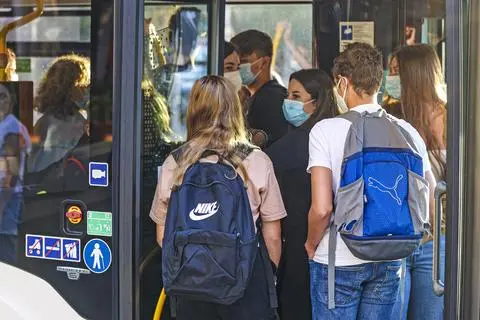 Volle Busse sind derzeit im morgendlichen Schulverkehr kein seltenes Phänomen.      Foto: René Vigneron