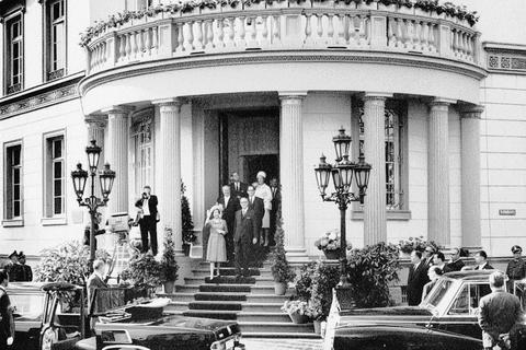20. Mai 1965: Die englische Königin Elizabeth II. verlässt an der Seite von Ministerpräsident Georg-August Zinn das  Stadtschloss. Archivfoto: Wartberg Verlag