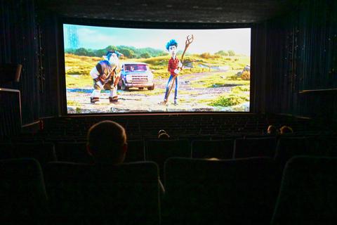 Etwas mehr als zehn Zuschauer sitzen bei der Vorführung von "Onward: Keine halben Sachen" im Kino. Foto: Volker Watschounek