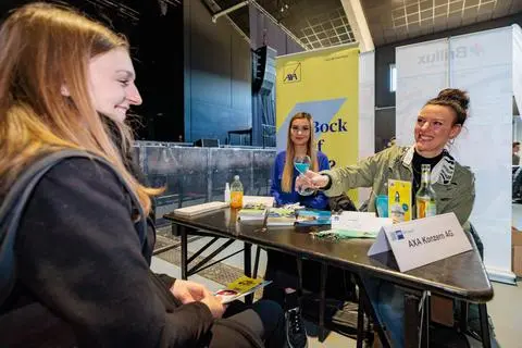 Xenia Jung und Maike Herchenhahn von einer Versicherung sind im Kurzgespräch mit Bewerberin Giulia Maurer. © Jörg Halisch