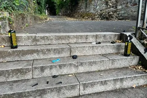 In Wiesbaden werden Lachgas-Flaschen einfach achtlos abgestellt.