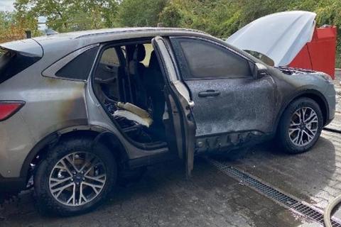 Ausgebrannt: Der nagelneue Ford Kuga vor der Garage des Besitzers. Foto: Feuerwehr