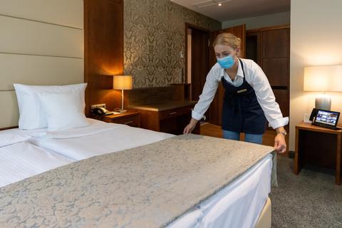 Nadja Sparwasser richtet im Hotel Oranien die Zimmer für die Gäste.      Foto: Jörg Halisch