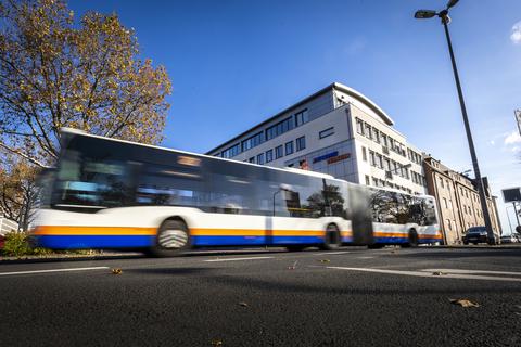 Für die Reduktion der Busfahrpläne in Wiesbaden erntet die ESWE-Verkehr heftige Kritik.