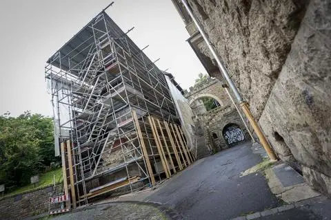 Kulturdenkmal Römertor - Seit vielen Jahren steht am römischen Kulturdenkmal Römertor ein Baugerüst, dieses wird langsam abgebaut. 