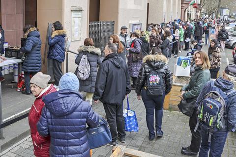 Die Schlange vor der Ausgabestelle der Tafel Wiesbaden ist lang und aus der Ukraine geflüchtete Menschen warten darauf, das Nötigste zu bekommen.  Foto: René Vigneron
