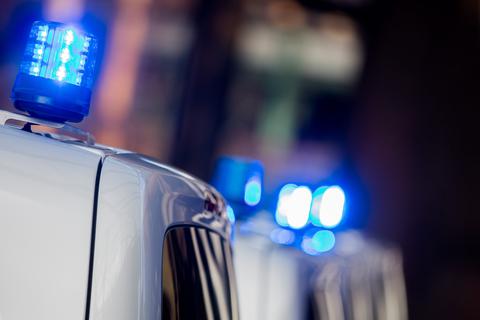 Polizeifahrzeug mit Blaulicht.