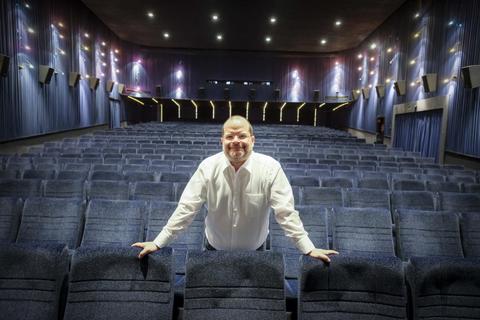 Marc Ewert, Chef der Wiesbadener Filmbetriebe, ist erleichtert: „Die Maskenpflicht am Sitzplatz entfällt.“ Foto: Sascha Kopp