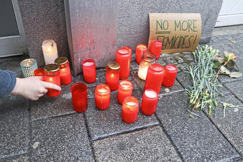 "Keine Femizide mehr": Kerzen stehen in der Wellritzstraße in Wiesbaden, wo eine 49-jährige Frau erschossen wurde. Foto: René Vigneron