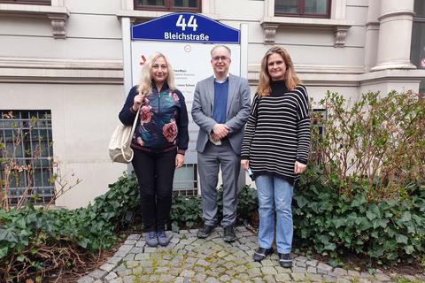 Die Juristin Tetiana  Vilchyk (rechts) und Galina Nesterenko sind zwei der vier Wissenschaftler aus der Ukraine, die an der Hochschule Rhein-Main in Wiesbaden arbeiten. Rainer Wedde koordiniert das Programm an der hiesigen Business School. Foto: Hochschule Rhein-Main