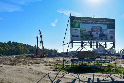 Die Bauarbeiten für das Wiesbadener Müllheizkraftwerk haben begonnen. Fertig wird es aber erst 30 Monate später als ursprünglich geplant. Das könnte eine Vertragsstrafe kosten.  Foto: Volker Watschounek