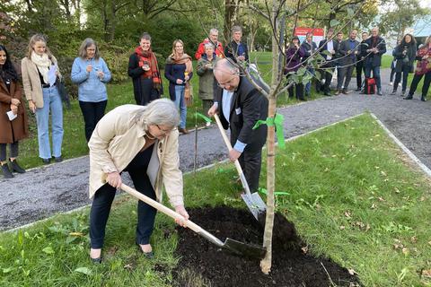 Zur Eröffnung des neuen Nachhaltigkeitsbüros pflanzen Präsidentin Professor Eva Waller und Vizepräsident Professor Andreas Brensing symbolisch einen Apfelbaum. © HSRM