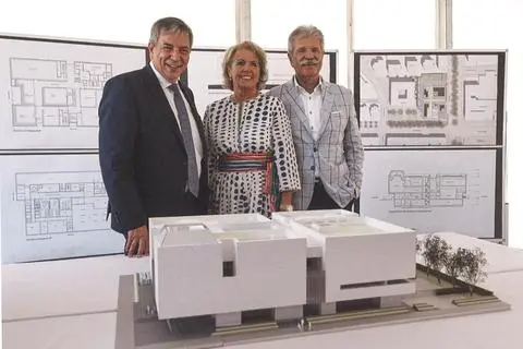 Beim Baustellenfest im August vergangenen Jahres: OB Gert-Uwe Mende, die Museumsstifter Sonja und Reinhard Ernst. 