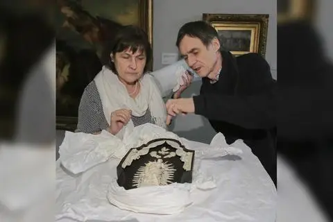 Die 2016 gestohlene Elfenbeinmadonna ist in den Wormser Heylshof zurückgekehrt. Nach umfangreichen Ermittlungen konnte sie noch beim Dieb sichergestellt werden. Im Bild sind zu sehen Olaf Mückain (Leiter der Museen der Stadt Worms) und Maria Storf-Felden (Museumsleiterin Heylshof). Foto: pakalski-press/Andreas Stumpf