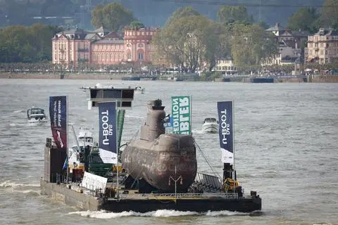 Das U-Boot „U17“ auf dem Rhein. 