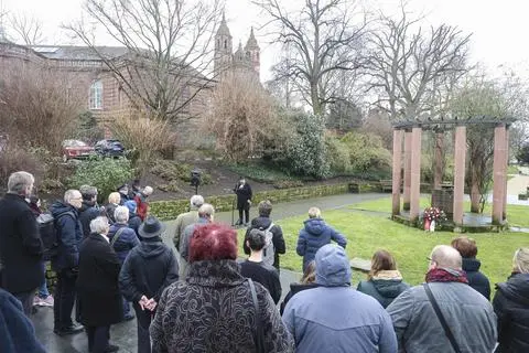 Am „Mahnmal für die Opfer des Faschismus“ ist den Opfern des Holocaust gedacht worden. Etwa 40 Teilnehmer wohnten der Veranstaltung bei. Im Bild zu sehen Oberbürgermeister Adolf Kessel bei seiner Gedenkrede. 