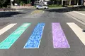 Ein ungewohnter Anblick: Der Zebrastreifen in Worms wurde bunt besprüht.