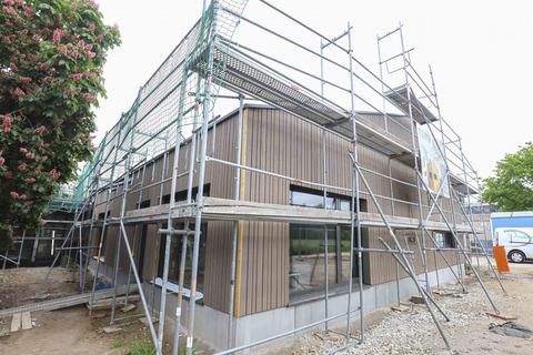 Eine Holz-Fassade und große Fenster prägen das neue Kita-Gebäude in Heppenheim.