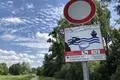 Vor den Gefahren des Rheins warnen Schilder an den Buhnen bei Rheindürkheim. Trotzdem kommen nach wie vor viele Besucher von außerhalb.