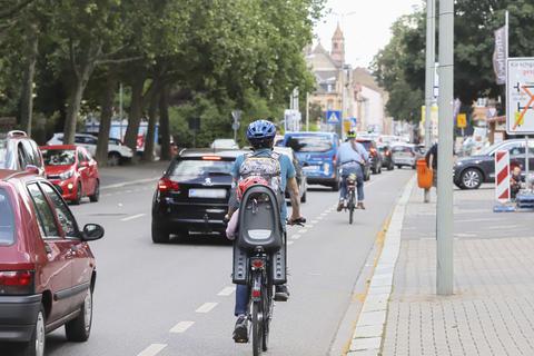 Der Radverkehr soll gefördert werden. Bislang ist radeln aber an vielen Stellen gefährlich, etwa vor Kreisverkehren.