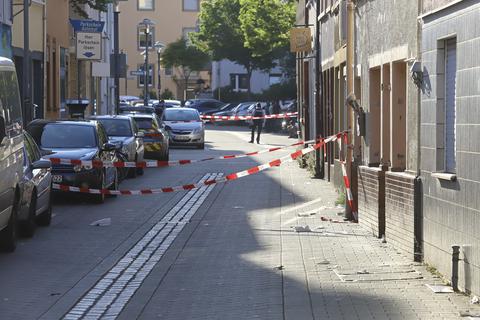 Während der Ermittlungsarbeit der Polizei war die Rheinstraße von Samstag bis in die Nacht zum Sonntag gesperrt.        Foto: BilderKartell/Andreas Stumpf