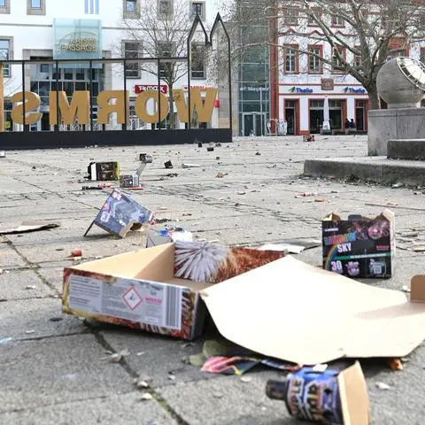An Neujahr zeigt sich das Ausmaß der Silvesternacht – Müll und Dreck überall wie hier auf dem Wormser Ludwigsplatz, am Außenbereich eines Cafés auf dem Ludwigsplatz hat es sogar gebrannt. 