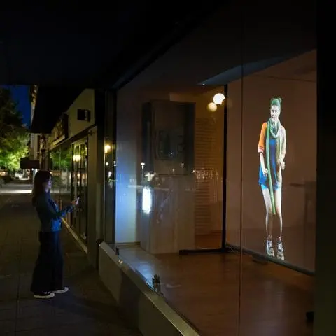 Die Kunstinstallation "Frida wartet" ist aktuell in den Abendstunden in der Nähe des Wormser Lutherdenkmals zu sehen.