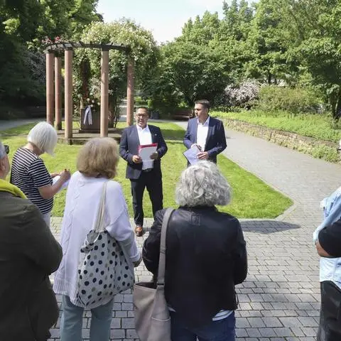 Bei einer Gedenkveranstaltung am Mahnmal für die Opfer des Faschismus erinnern Mario Legrene (li.) als stellvertretender Vorsitzender des Landesverbands Deutscher Sinti & Roma und der städtische Beigeordnete Timo Horst an die Deportation von Sinti und Roma.