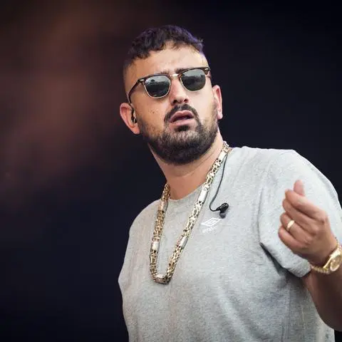 Der Rapper Haftbefehl hat eine Frau in Darmstadt vor einer Anzeige bewahrt. Das Video, das er veröffentlicht hat, geht gerade viral. 