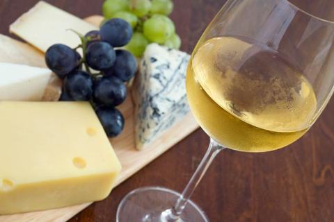 Säure ist der Feind des Käses, ansonsten passt Wein wunderbar. 