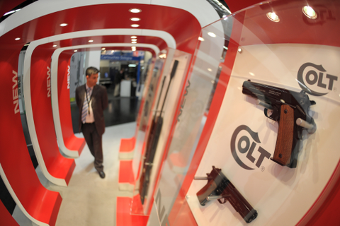 Der amerikanische Waffenhersteller Colt soll Gläubigerschutz beantragen, das Bild zeigt einen Stand der Firma bei einer Messe in Nürnberg. Archivfoto: dpa