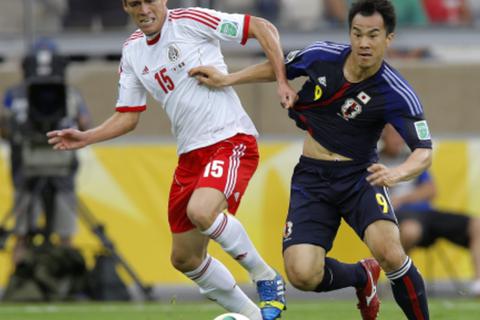 Seine Tore sollen Japan das Tickets fürs WM-Viertelfinale sichern: Shinji Okazaki (re.). Archivfoto: dpa