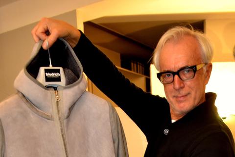 Wilfried Friedrich präsentiert eine Jacke von Isaac Sellam. Foto: Anja Kossiwakis
