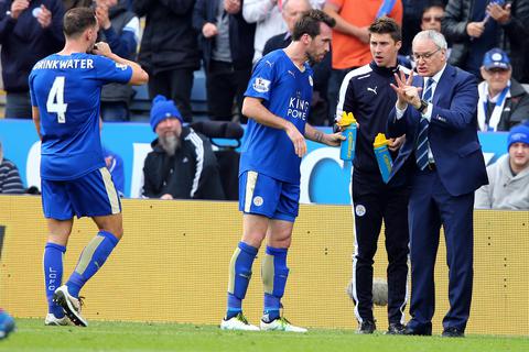 Christian Fuchs erhält im Spiel gegen Sunderland Instruktionen von Leicester-Coach Claudio Ranieri. Foto: dpa