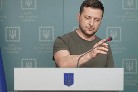 Selenskyj und seine Reaktion auf ein angeblich manipuliertes Putinvideo: Demonstrativ schiebt er das Mikrofon zur Seite.  Screenshot: VRM