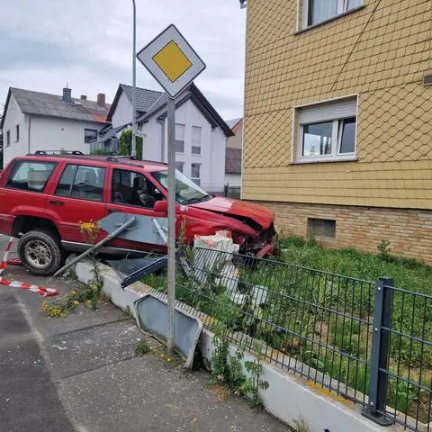 Die beiden Fahrerinnen wurden bei dem Unfall leicht verletzt und in ein Krankenhaus gebracht.