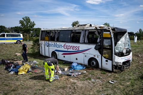Der verunglückte Bus ist an der Raststätte am Bugkgraben an der Autobahn 13 bei Schönwalde in einen Graben gekommen und umgefallen.  Foto: Fabian Sommer/dpa