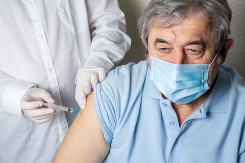 Ein älterer Mann wird gegen das Coronavirus geimpft. Foto: Galina Sharapova - stock.adobe