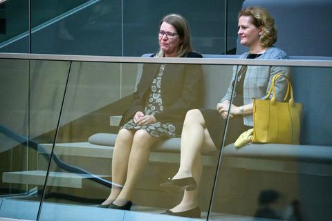 Anne Sipiläinen (l), Botschafterin Finnlands in Deutschland, und Jenny Lennung Malmqvist, Gesandte an der Botschaft von Schweden in Deutschland, verfolgen bei der Plenarsitzung im Deutschen Bundestag die Debatte über den Nato-Beitritt von Schweden und Finnland. Hauptthemen der 48. Sitzung der 20. Legislaturperiode sind die Abstimmung über den Nato-Beitritt von Schweden und Finnland, die Bundeswehr-Einsätze im Kosovo und in Bosnien-Herzegowina sowie der Einsetzung einer Enquete-Kommission zum Afghanistan-Einsatz.  Foto: Bernd von Jutrczenka/dpa