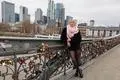 azmantel - Portrait Maike Nitsch - Medizin, Modeln, Sport - 11.12.24, 
Maike Nitsch auf dem Eisernen Steg und der Frankfurter Skyline im Hintergrund,

- Foto: René Vigneron
