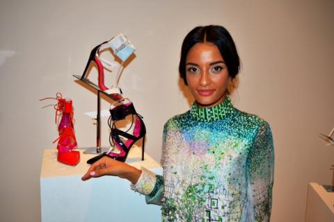 Eine Designerin präsentiert ihre Schuhkreationen. Foto: Anja Kossiwakis